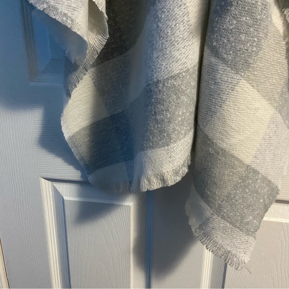 Old Navy Gray and White Plaid Shawl / Wrap - Picture 9 of 13